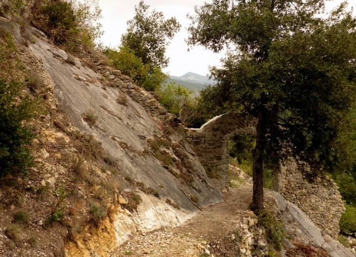 Les ruines  - Roquesteron