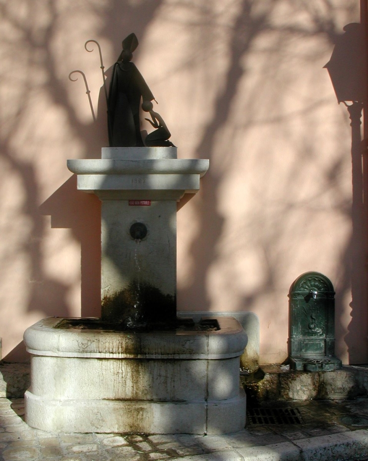 La fontaine contre l'église - Saint-Blaise