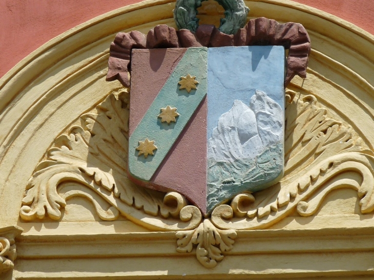 Le blason de la commune , sur la facade de la mairie - Saint-Martin-Vésubie