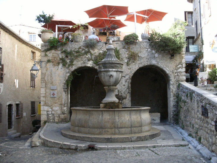 Célébre fontaine saint paul - Saint-Paul