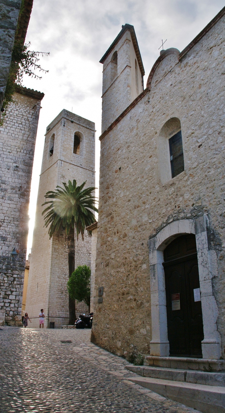 Eglise-saint-paul et Tour Carrée