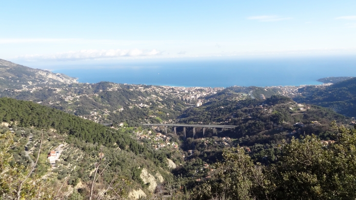 Menton et l'autoroute A8 depuis Sainte-Agnès