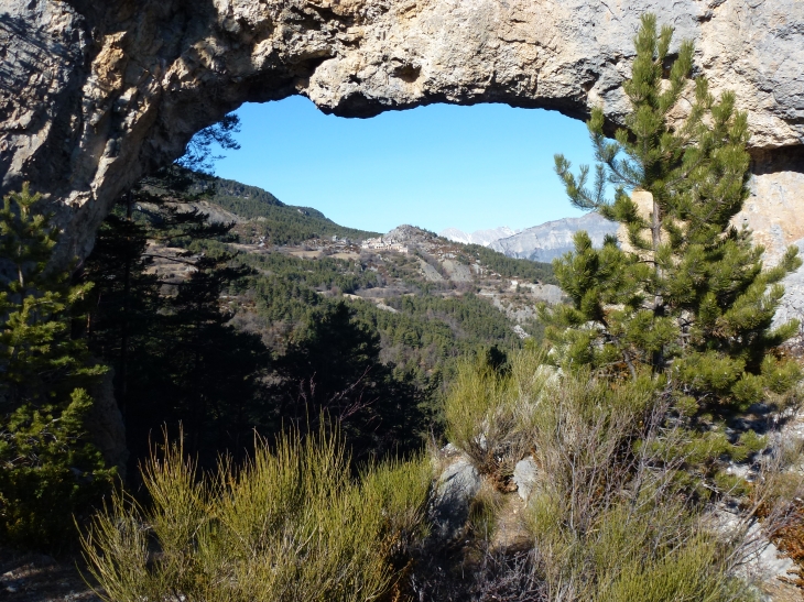 Le village vu au ravers de la Roche trouée - Sauze