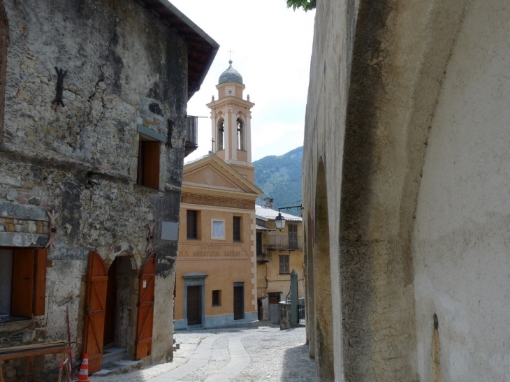 La chapelle de l'Annonciation (pénitents blancs) datée de 1621 - Tende