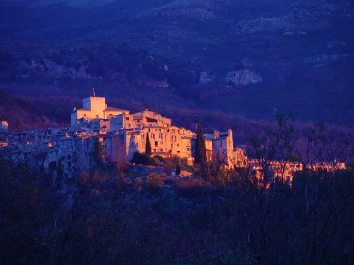 Lever de soleil sur le village - Tourrettes-sur-Loup