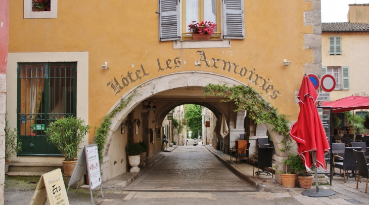 Place aux Arcades - Valbonne