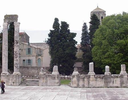 Arles_Roman_amphitheatre_pillar_ruins