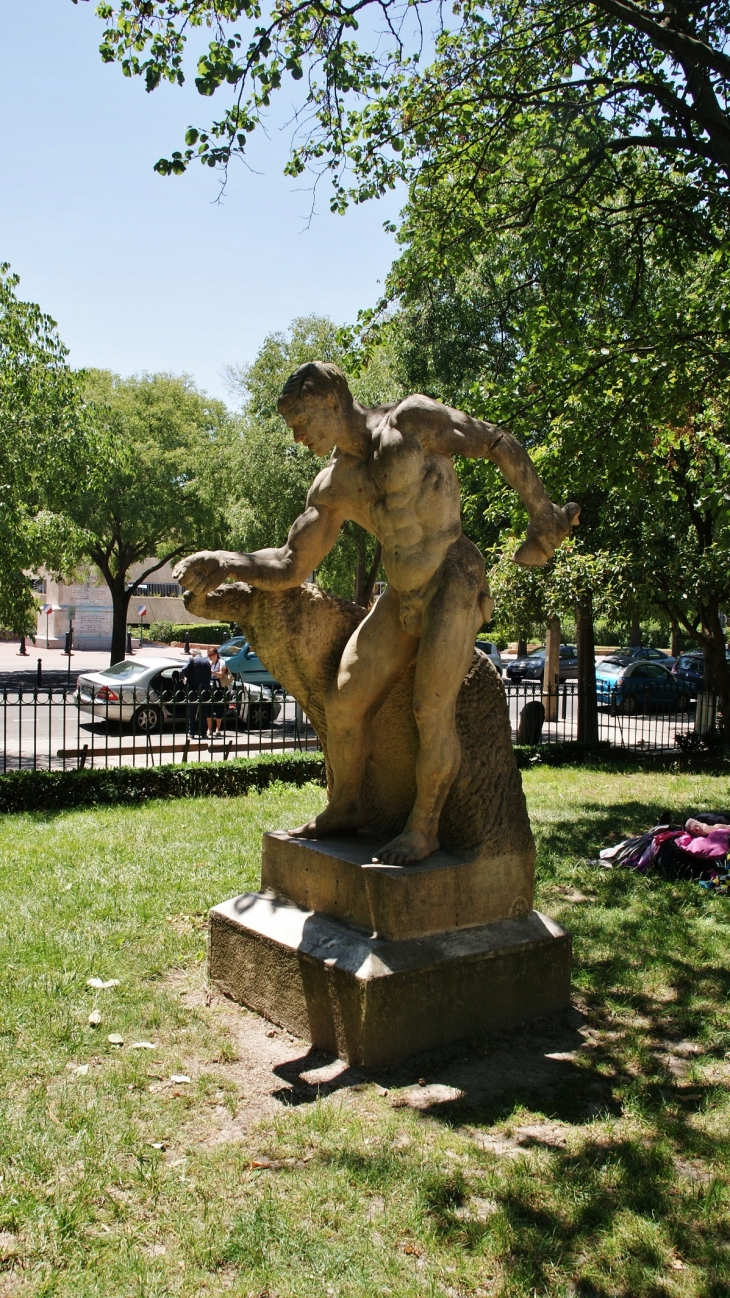 Le Parc ( Sculpture ) - Arles