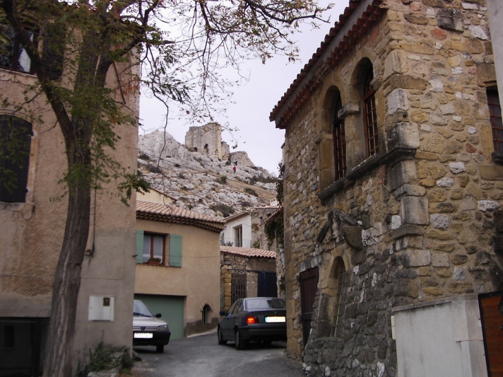 Château vue d'une ruelle - Aureille