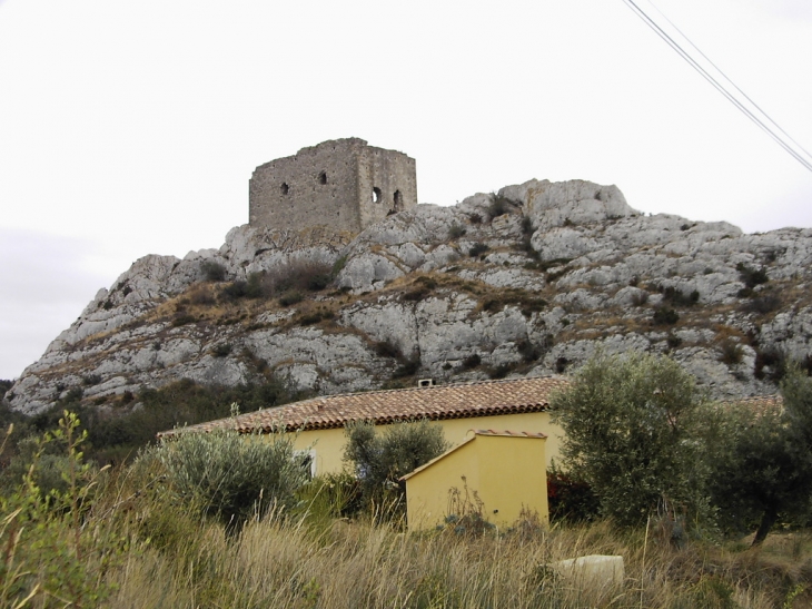 Une vue sur le château médiéval - Aureille