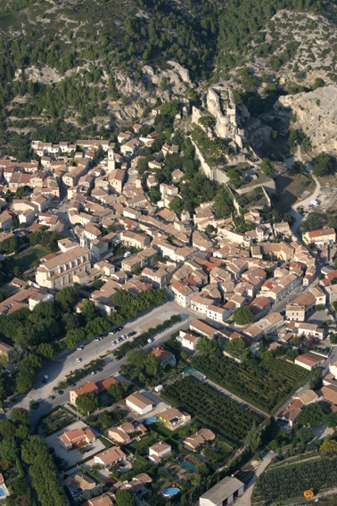 Vue aérienne du village de Boulbon