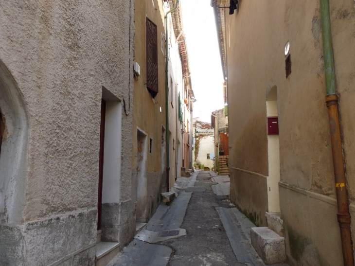 Rue de l'horloge - Cuges-les-Pins