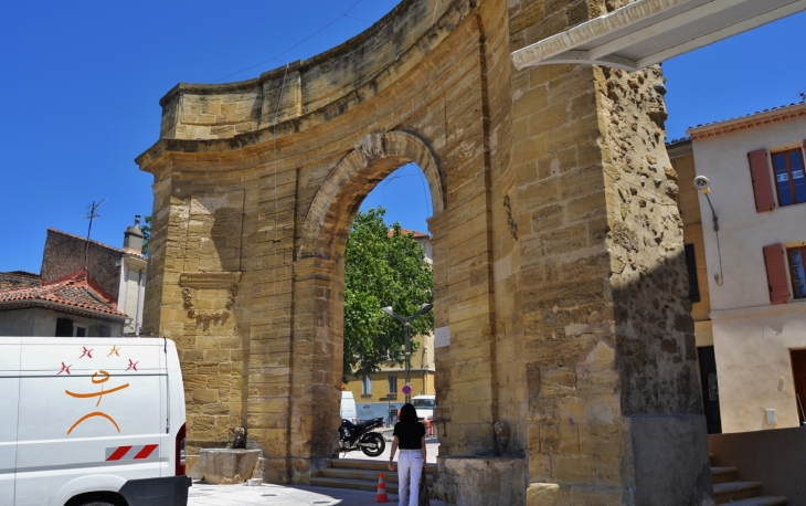 La Porte D'Arles a Istres