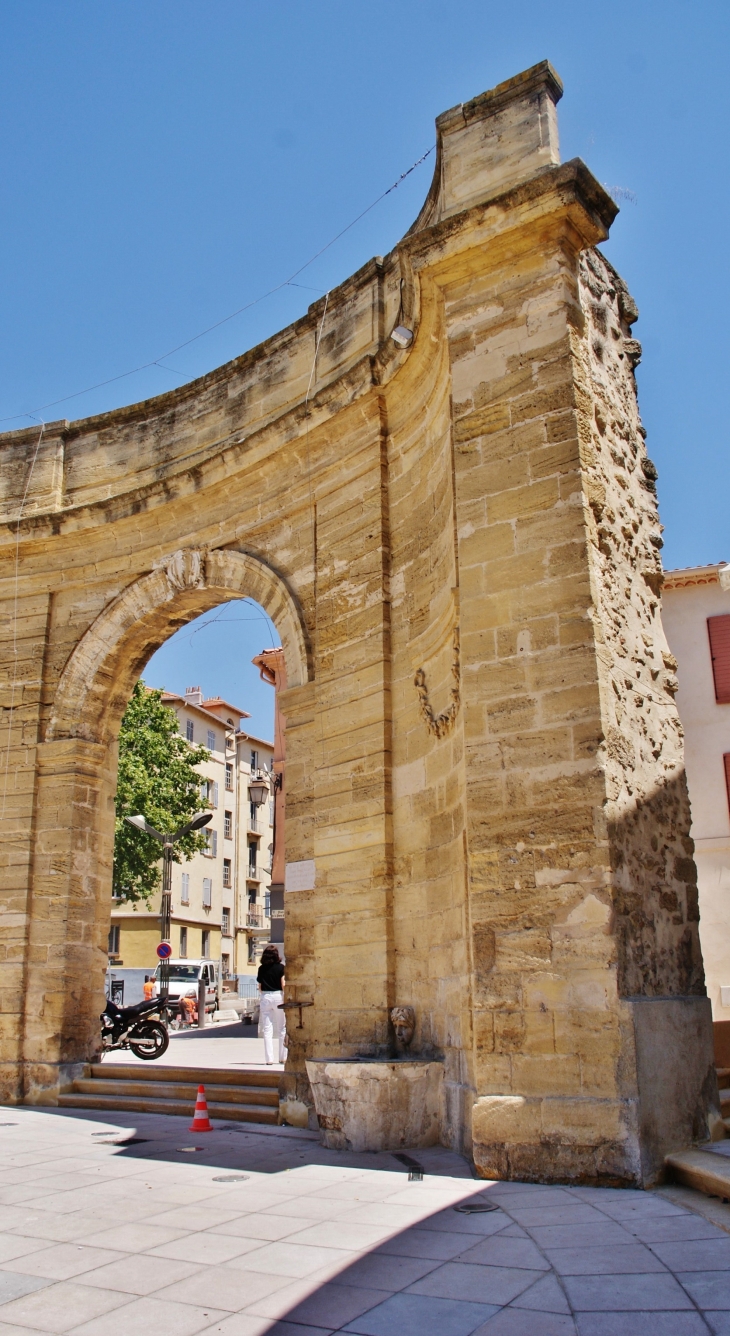 La Porte D'Arles a Istres