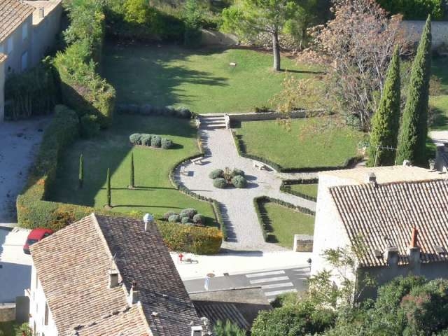 Jardin du pavillon de la Reine Jeanne vu du haut des Baux - Les Baux-de-Provence