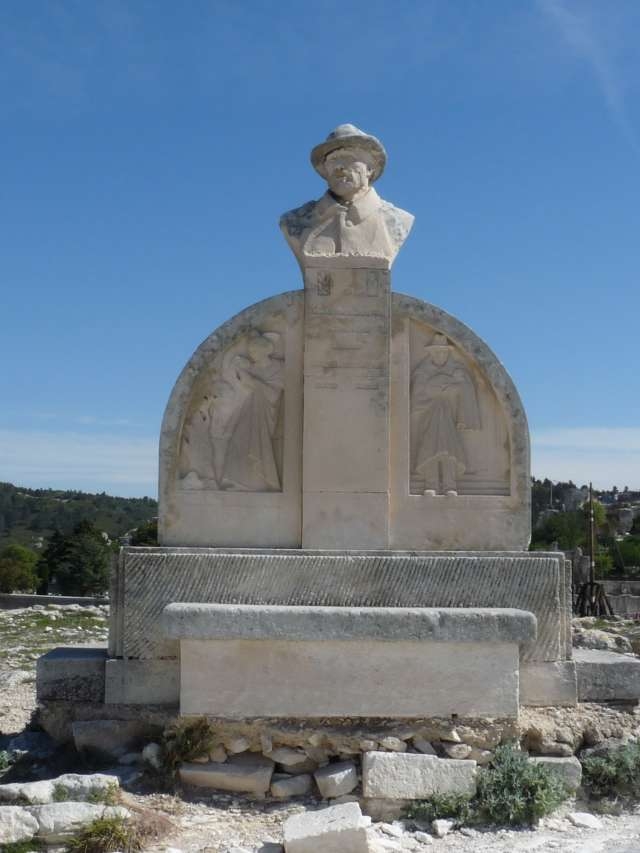 Stèle  à Charloun Rieu dans la cour du château - Les Baux-de-Provence