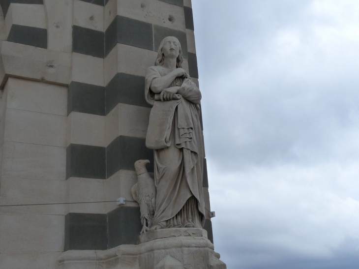 Sur l'esplanade de la basilique - Marseille