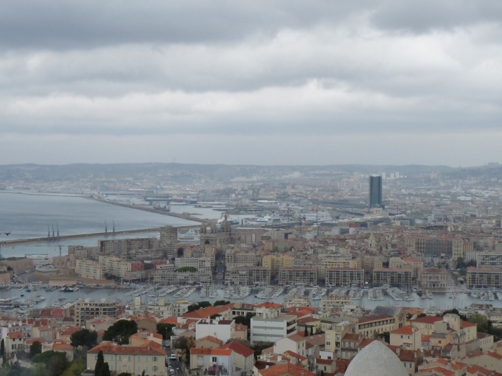 Les ports ,vus de ND de la Garde - Marseille