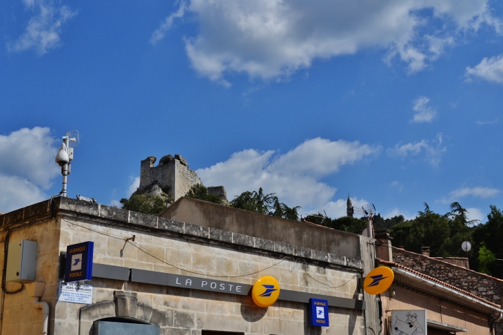 En haut a Gauche les Ruines du château du Duc de Guise - Orgon