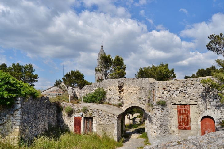 Ruines du Château du Duc de Guise(au fond Notre-Dame de Beau Regard) - Orgon