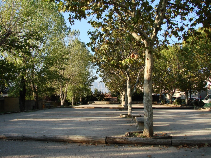 Le boulodrome au début de l'automne  - Peynier