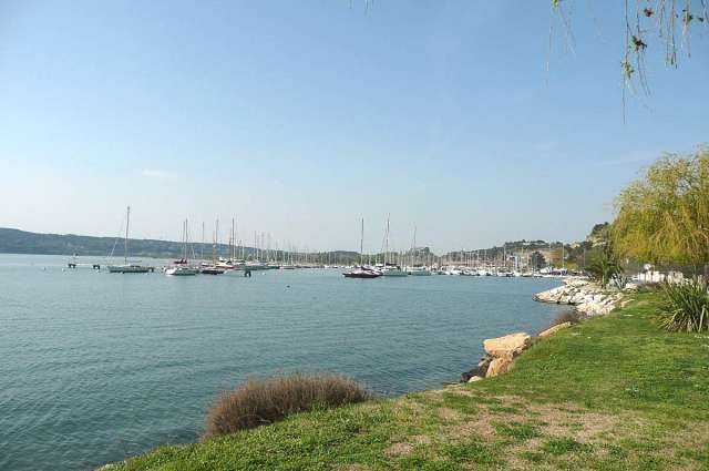 La baie de Saint-Chamas vue sur le port de plaisance