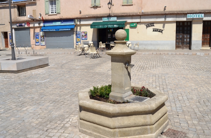 Fontaine - Saint-Mitre-les-Remparts