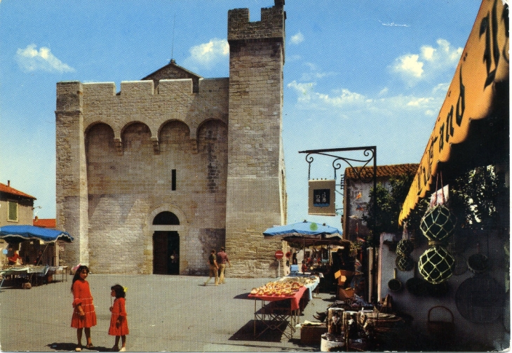 L'église Forteresse (carte postale de 1980) - Saintes-Maries-de-la-Mer