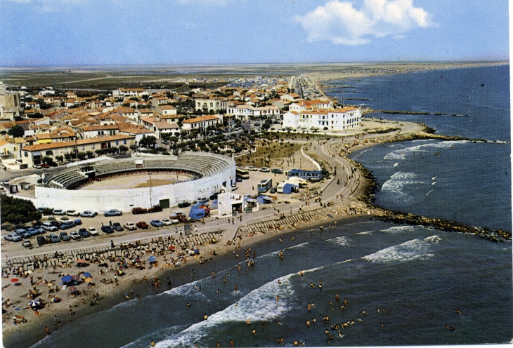 Vue aérienne. Les Arènes et la Plage. (carte postale de 1980) - Saintes-Maries-de-la-Mer