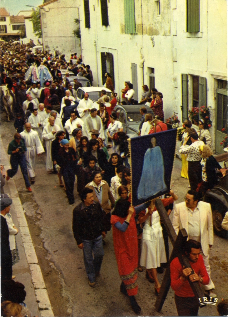 Pélerinage  - La procession (carte postale de 1980) - Saintes-Maries-de-la-Mer