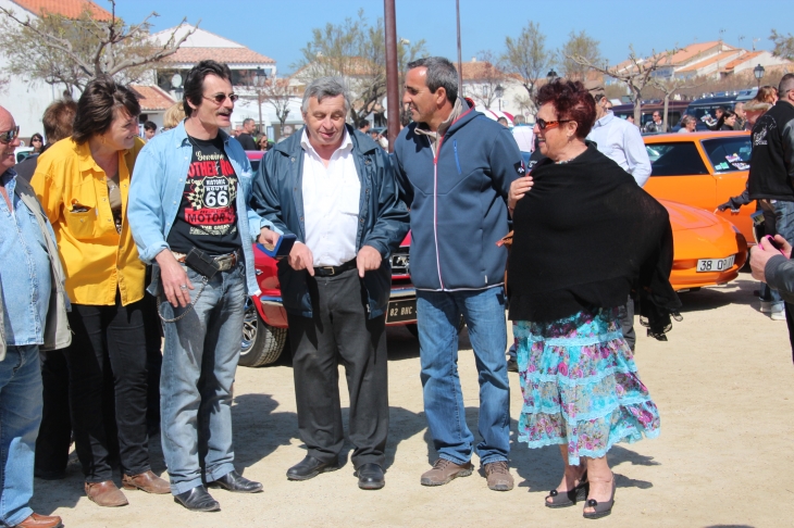 Voitures  anciennes  place  des  Gitans - Saintes-Maries-de-la-Mer