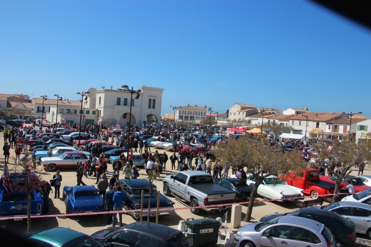 Présentations de voitures Americaines  place des gitans .. - Saintes-Maries-de-la-Mer