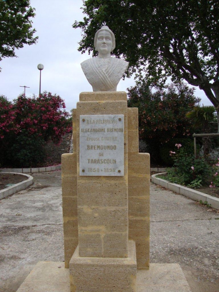 Tarascon (13150) statue Alexandrine Brémond