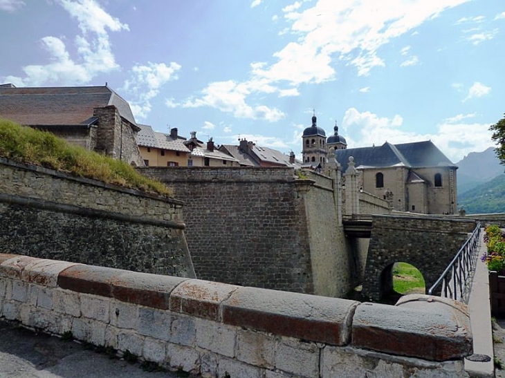 Vue sur l'église et les remparts - Briançon