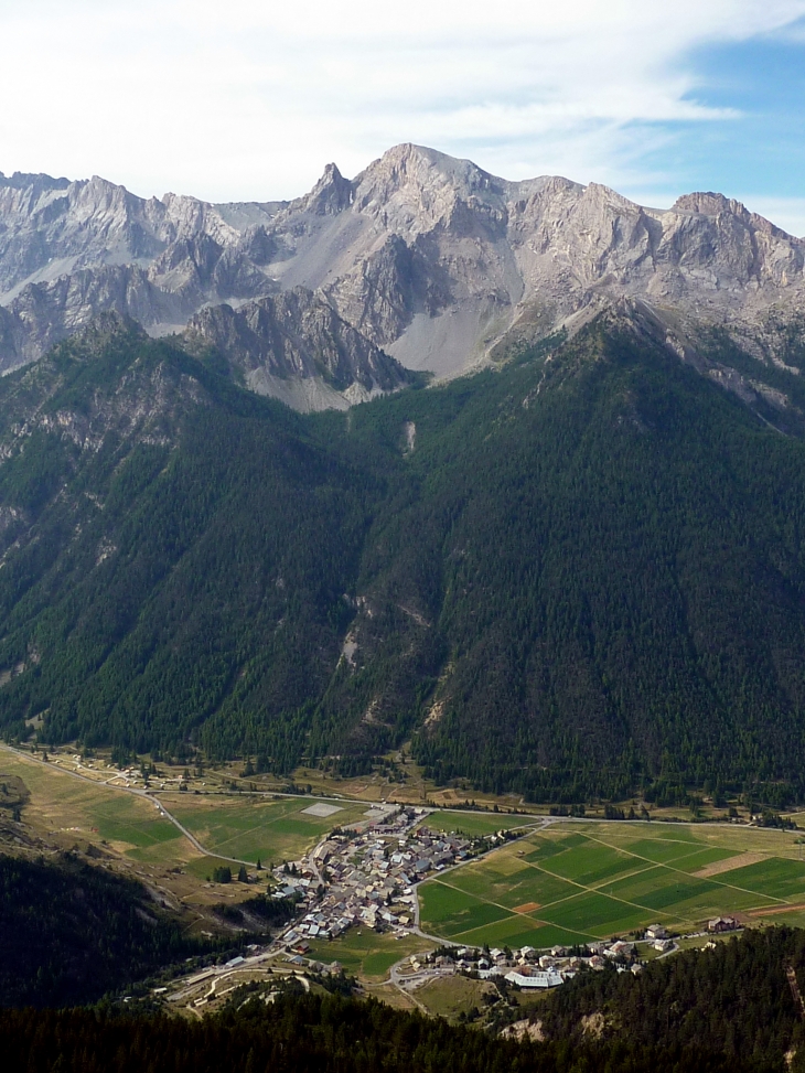 Ceillac et la pointe de la Saume au centre . 