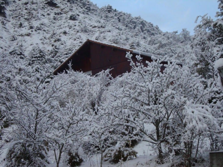 Chalet à chanousse sous la neige