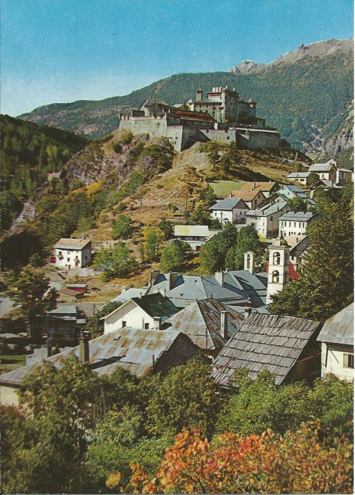 Chateau Queyras et la forteresse --1384m , carte postale1975 - Château-Ville-Vieille