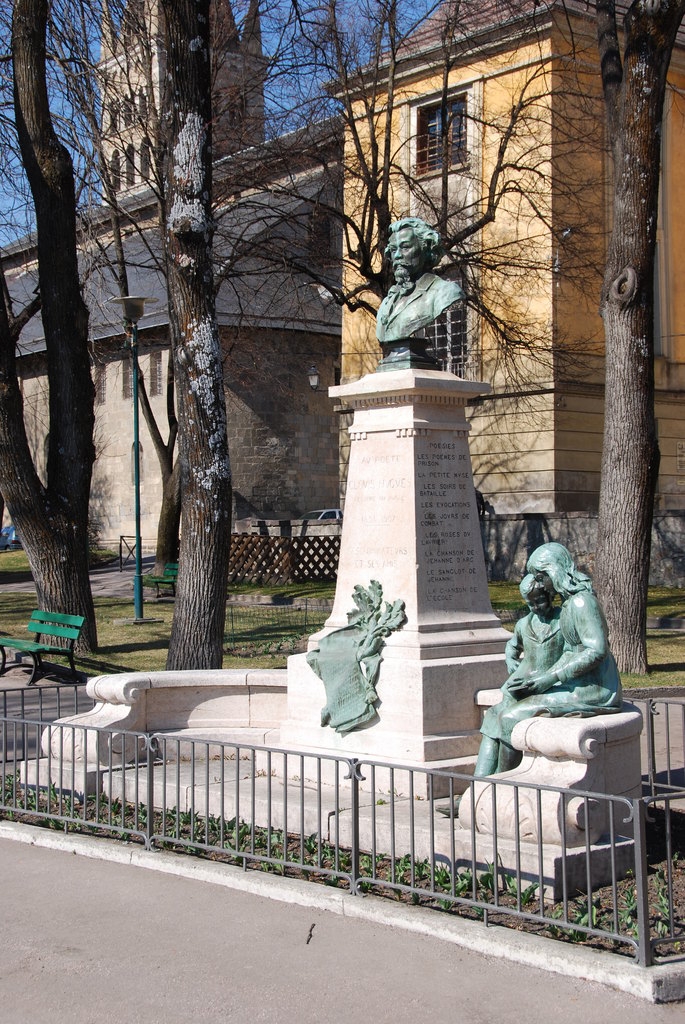 Embrum: Monument en mémoire d'un écrivain - Embrun