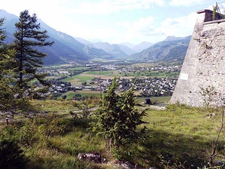 Le village au pied de Montdauphin - Eygliers