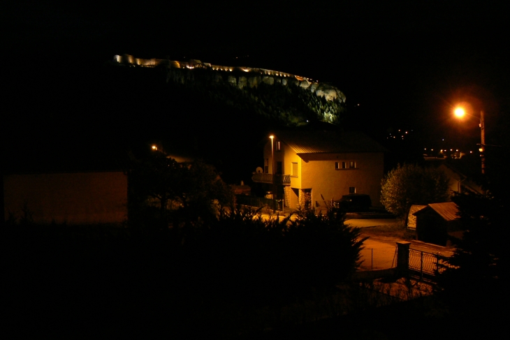 La place forte de Vauban, de nuit, vue d'Eygliers