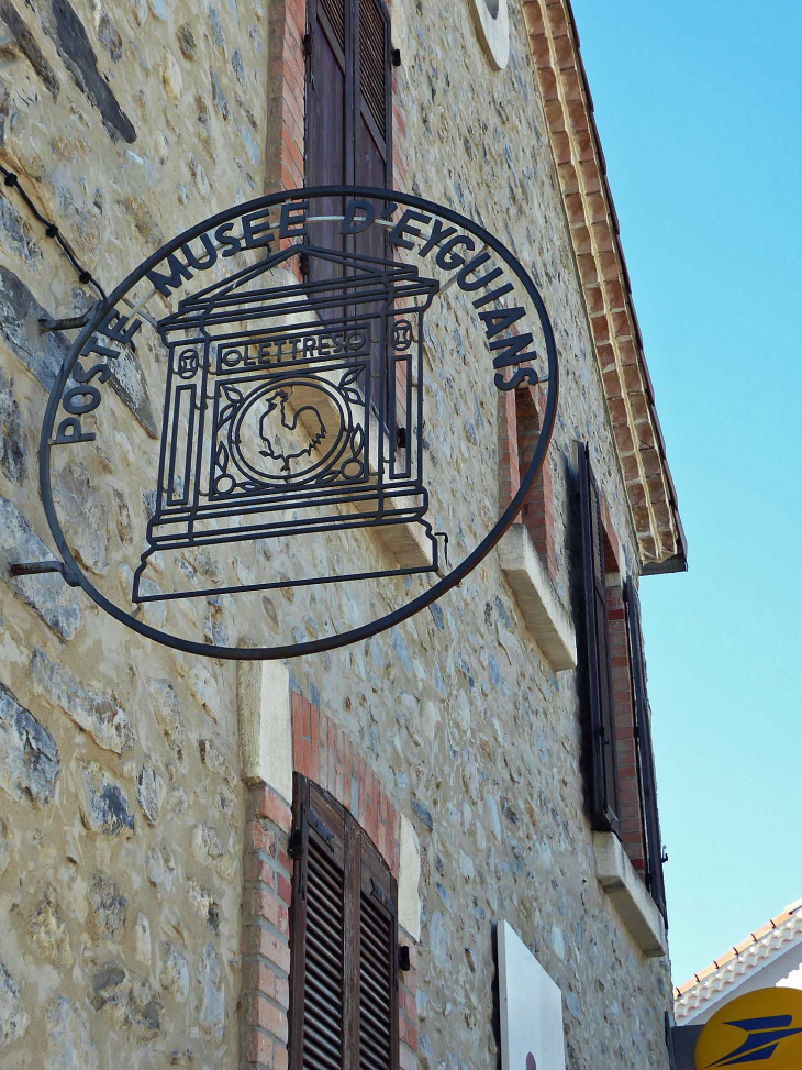 La Poste dans une ancienne maison vigneronne - Eyguians