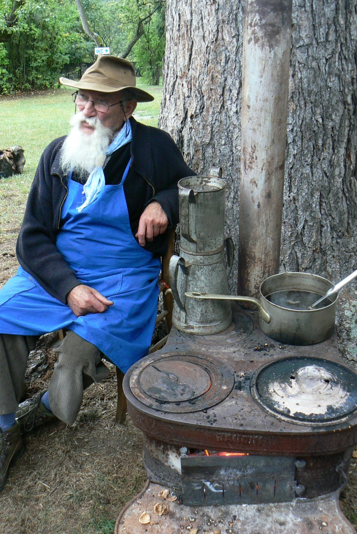 Le père François préparant le café d'orge (passeur de mémoire) - La Roche-de-Rame