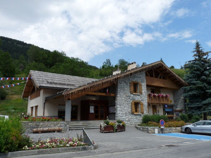 La mairie et la poste à la Salle - La Salle les Alpes