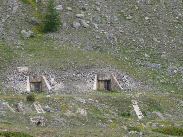 Vers le Sachet , 2165 m, l'entrées d'anciennes mines - La Salle les Alpes