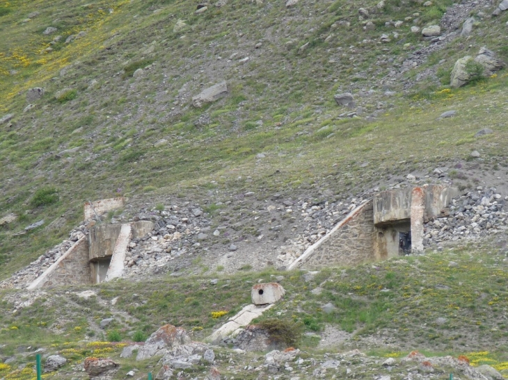 Vers le Sachet , 2165 m, l'entrées d'anciennes mines - La Salle les Alpes