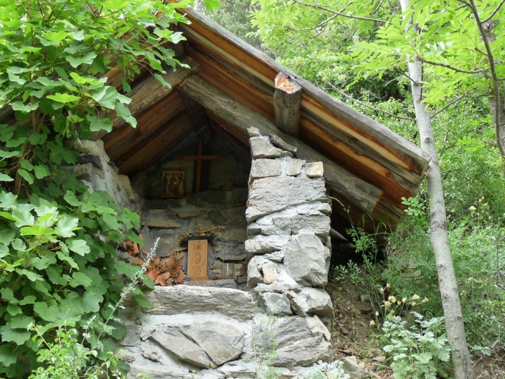 Un auratoire au dessus du village de la Salle - La Salle les Alpes