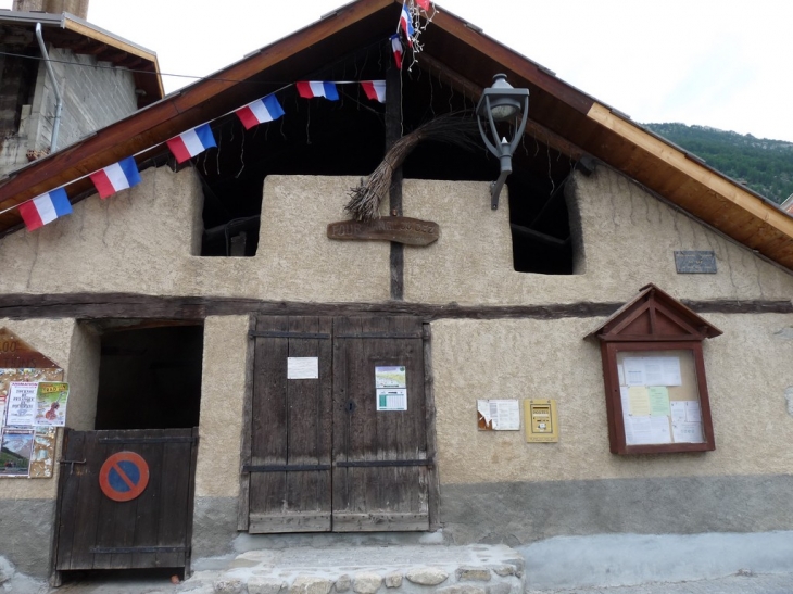 Au village du BEZ , le four banal - La Salle les Alpes