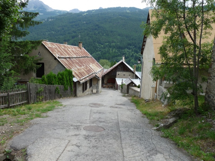 En arrivant à la Salle (Vieux village) - La Salle les Alpes