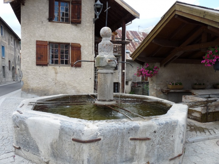 Fontaine et lavoir du Touron - La Salle les Alpes