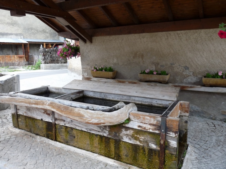 Fontaine et lavoir du Touron - La Salle les Alpes